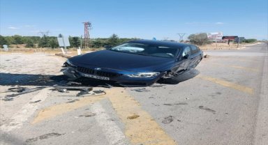 Afyonkarahisar'da beton kaldırıma çarpan otomobildeki 2 kişi yaralandı