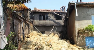 Afyonkarahisar'da çıkan yangında iki ev zarar gördü