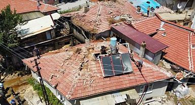 Afyonkarahisar'da çıkan yangında iki ev zarar gördü