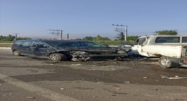 Afyonkarahisar'da kamyonet ile hafif ticari aracın çarpışması sonucu 9 kişi yaralandı
