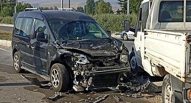 Afyonkarahisar'da kamyonet ile hafif ticari aracın çarpışması sonucu 9 kişi yaralandı