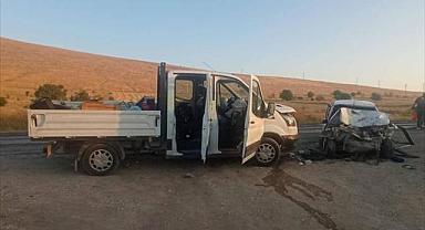 Afyonkarahisar'da kamyonet ile otomobil çarpıştı, 2 kişi öldü, 5 kişi yaralandı