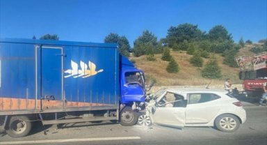 Afyonkarahisar'da kamyonet ile otomobilin çarpıştığı kazada 1 kişi öldü
