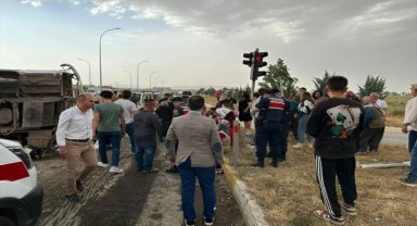 Afyonkarahisar'da minibüs ile kamyon çarpıştı, 25 kişi yaralandı
