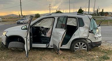 Afyonkarahisar'da otomobil ile tırın çarpışması sonucu 4 kişi yaralandı