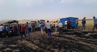 Afyonkarahisar'da saman balyası yangınında 2 traktör hasar gördü