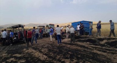 Afyonkarahisar'da saman balyası yangınında 2 traktör hasar gördü