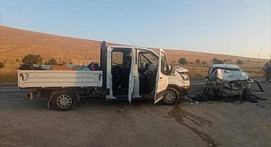 Afyonkarahisar'da kamyonet ile otomobil çarpıştı, 2 kişi öldü, 5 kişi yaralandı