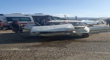 Alaşehir'de iki otomobilin çarpıştığı kazada iki kişi yaralandı