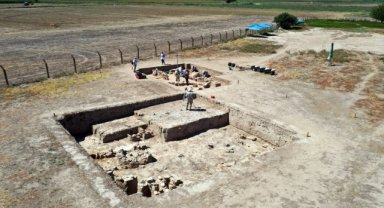 Aydın Tepecik Höyüğü'ndeki kazıda saray benzeri yapı ve tahıl küpleri bulundu