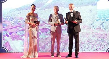 BAŞKAN EROL, YILIN EN BAŞARILI SOSYAL HİZMET BELEDİYECİLİĞİ ÖDÜLÜNÜ ALDI