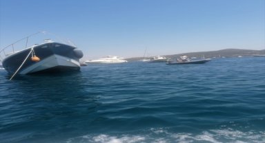 Bodrum'da arızalanan motor yatın bir bölümü battı