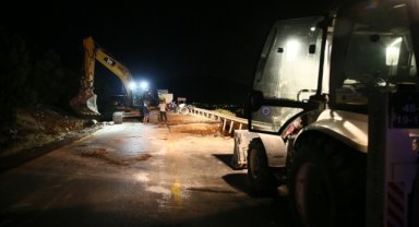 Bodrum'da içme suyu isale hattında meydana gelen patlama nedeniyle yol çöktü
