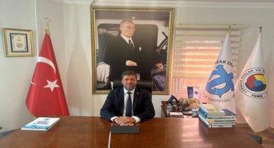 Bodrum'da iki atık alım gemisi ile teknelerde biriken çöpler toplanıyor