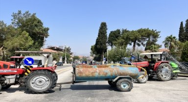 Denizli'de banka şubesinin kapatılması kararına karşı yol kapatma eylemi
