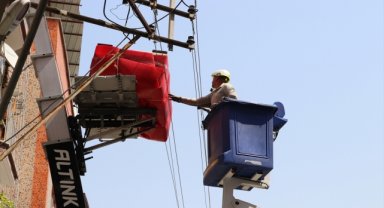 Denizli'de binaya eşya taşınırken elektrik tellerine takılan koltuk ekiplerce alındı