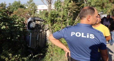 Denizli'de yolun altındaki evin çatısına devrilen otomobilin sürücüsü yaralandı