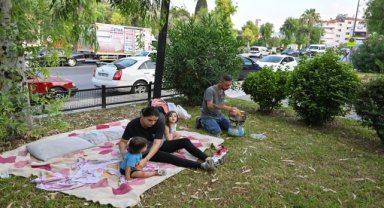 Ev sahibinin yaklaşık 5 katına çıkardığı kirayı ödeyemeyen aile parkta yaşıyor