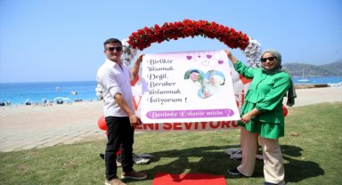 Evlilik teklifine "evet" yanıtını gökyüzünde aldı