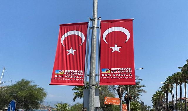 Fethiye'de, Türk bayrağında belediye logosu ve başkanın adının yer aldığı görsellerle ilgili işlem başlatıldı