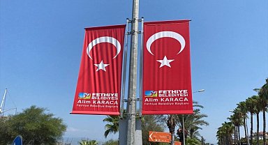 Fethiye'de, Türk bayrağında belediye logosu ve başkanın adının yer aldığı görsellerle ilgili işlem başlatıldı