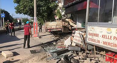 Freni Patlayan Kamyonet 3 Araca 3 İşyerine Çarptı