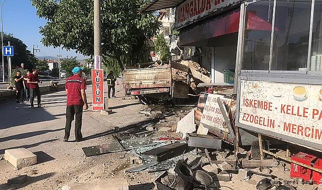 Freni Patlayan Kamyonet 3 Araca 3 İşyerine Çarptı
