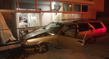 Gediz'de eve çarpan otomobildeki 3 kişi yaralandı