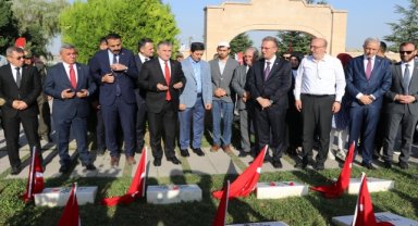 Gençlik ve Spor Bakanı Bak, Dumlupınar Şehitliği'ni ziyaret etti