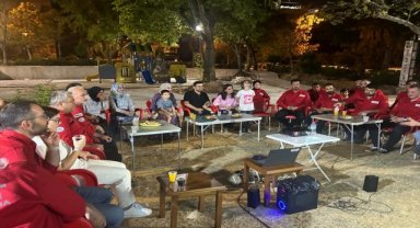Hatay'da deprem enkazından çıkarılan aile, kendilerini kurtaran ekiple buluştu