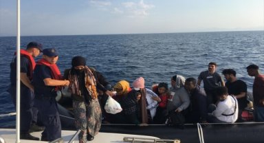 İzmir açıklarına 17 düzensiz göçmen kurtarıldı