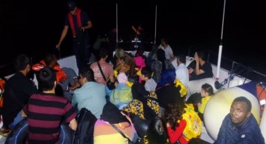 İzmir açıklarında 22 düzensiz göçmen kurtarıldı