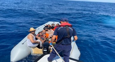 İzmir açıklarında 32 düzensiz göçmen yakalandı