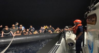 İzmir açıklarında 32 düzensiz göçmen yakalandı