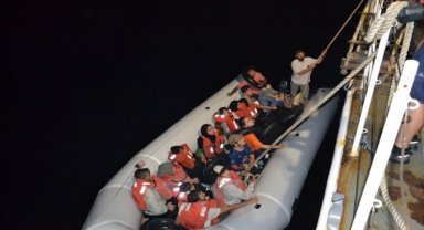 İzmir açıklarında 51 düzensiz göçmen kurtarıldı, 19 göçmen yakalandı