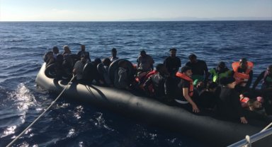 İzmir açıklarında 54 düzensiz göçmen kurtarıldı, 82 göçmen yakalandı