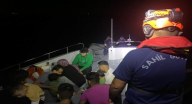 İzmir açıklarında geri itilen 24 düzensiz göçmen kurtarıldı, 41 göçmen yakalandı