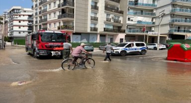 İzmir'de su borusunun patlaması sonucu bazı ev ve iş yerlerini su bastı