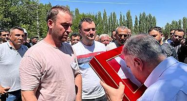 KAYMAKAM DURU EMEKLİ ASTSUBAY'IN CENAZE TÖRENİNE KATILDI