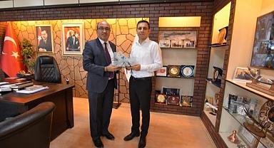 KAYMAKAM MEHMET SÜLÜNDEN BAŞKAN DR. MUSTAFA ÇÖL’E VEDA ZİYARETİ