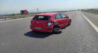 Manisa'da iki otomobil çarpıştı, 5 kişi yaralandı