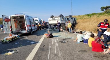 Manisa'da midibüsle otomobilin çarpışması sonucu 20 kişi yaralandı