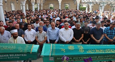 Manisa'da refüje çarpan otomobildeki 4 kişi öldü, 15 yaşındaki milli güreşçi yaralandı