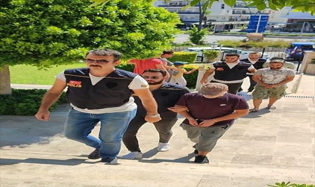 Muğla'da kamyonette 12 düzensiz göçmen yakalandı