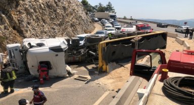 Muğla'da kum yüklü tırın devrilmesi sonucu yol trafiğe kapandı