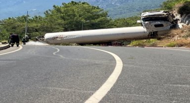 Muğla'da şarampole yuvarlanan LPG tankerinin sürücüsü yaralandı