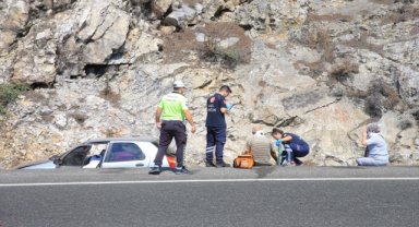 Muğla'da su kanalına devrilen otomobildeki 3 kişi yaralandı