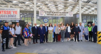 Muğla'da üniversite öğrencileri karanfille karşılandı