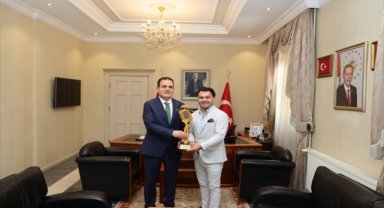 Muğla Valisi Akbıyık "Alkışı Hak Eden Vali" ödülünü aldı