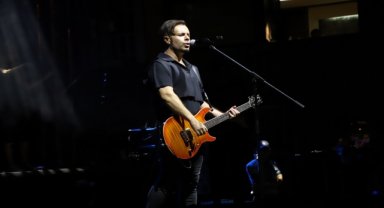 Şarkıcı Emre Aydın, 30 Ağustos Zafer Bayramı dolayısıyla Denizli'de konser verdi